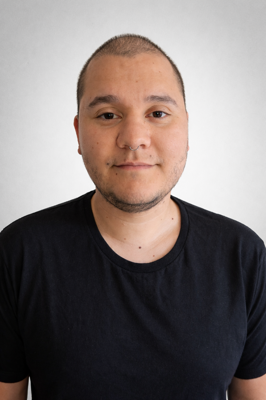 Matias Sanchez sonriendo con una remera negra y fondo blanco